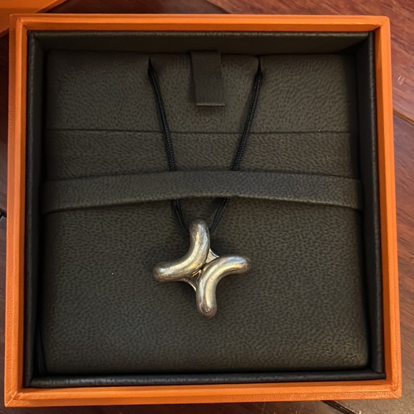 HERMES Paris - Silver H Toggle Necklace - Picture 2 of 6